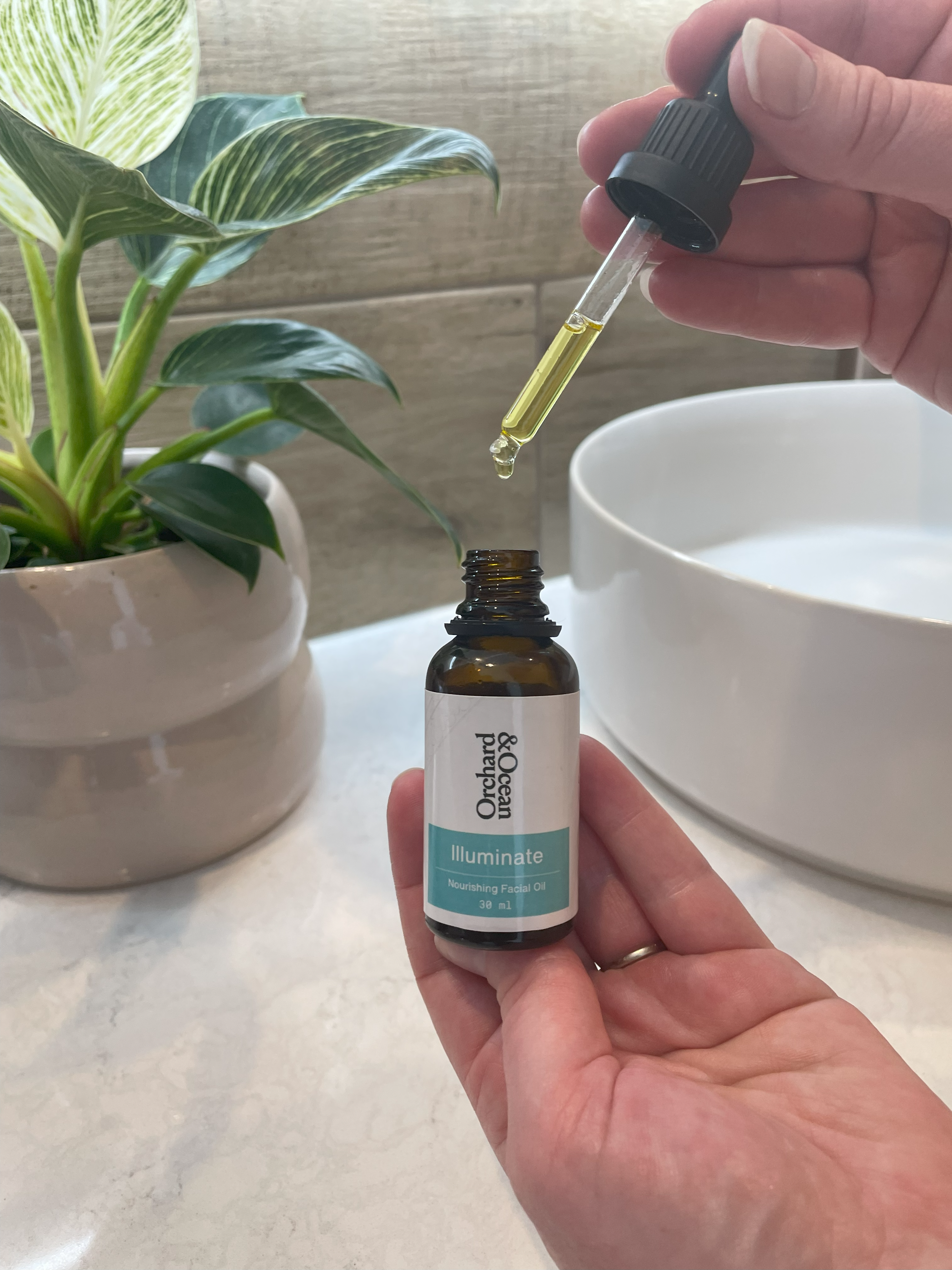 facial oil hand dropper